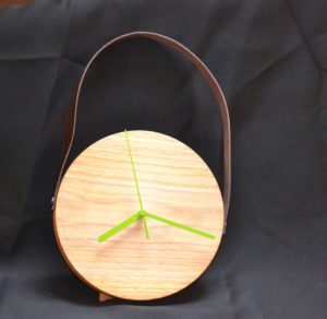 horloge en bois avec anse en cuir