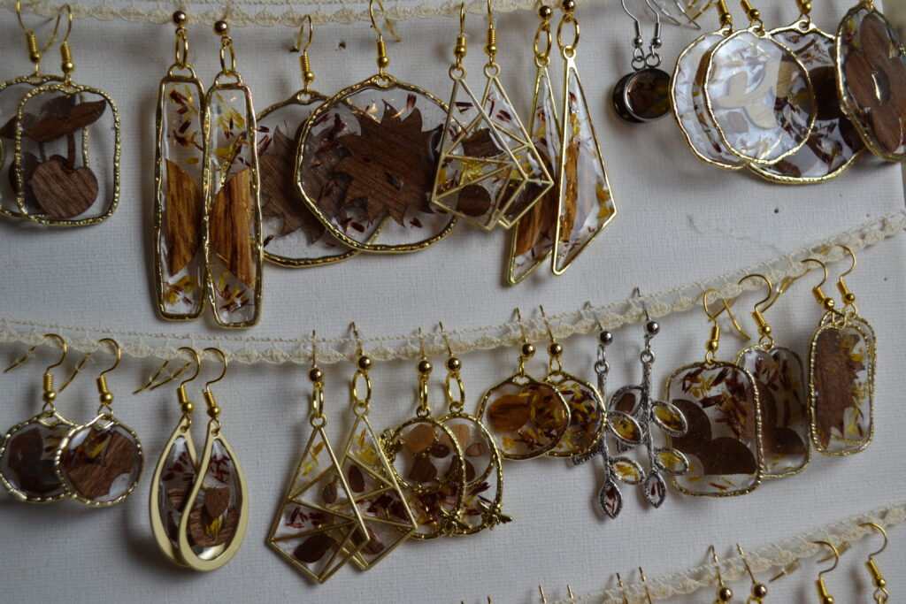 Boucles d'oreilles avec résine, placage bois et copeaux de bois